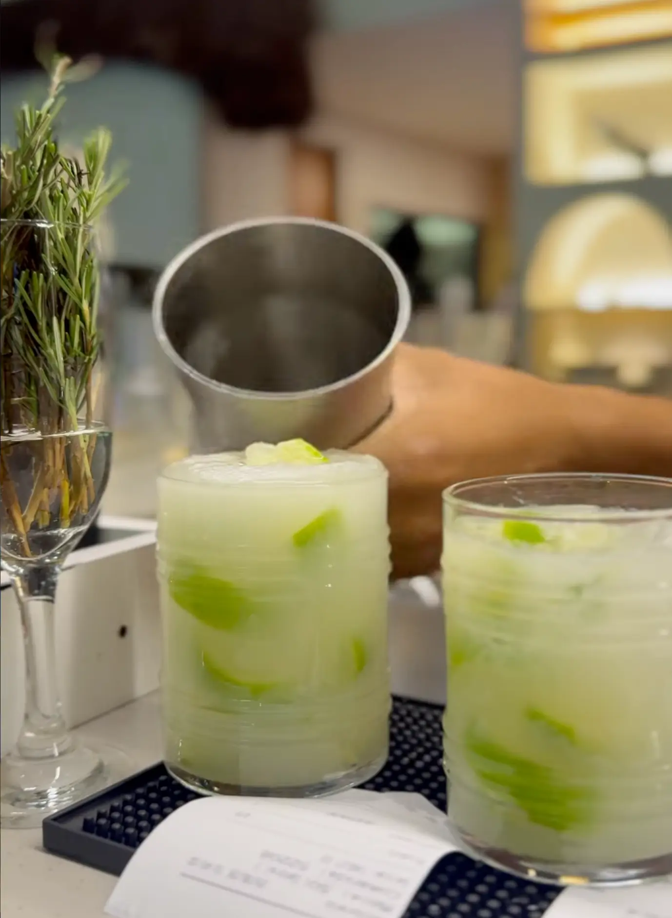 Caipirinhas preparadas no bar