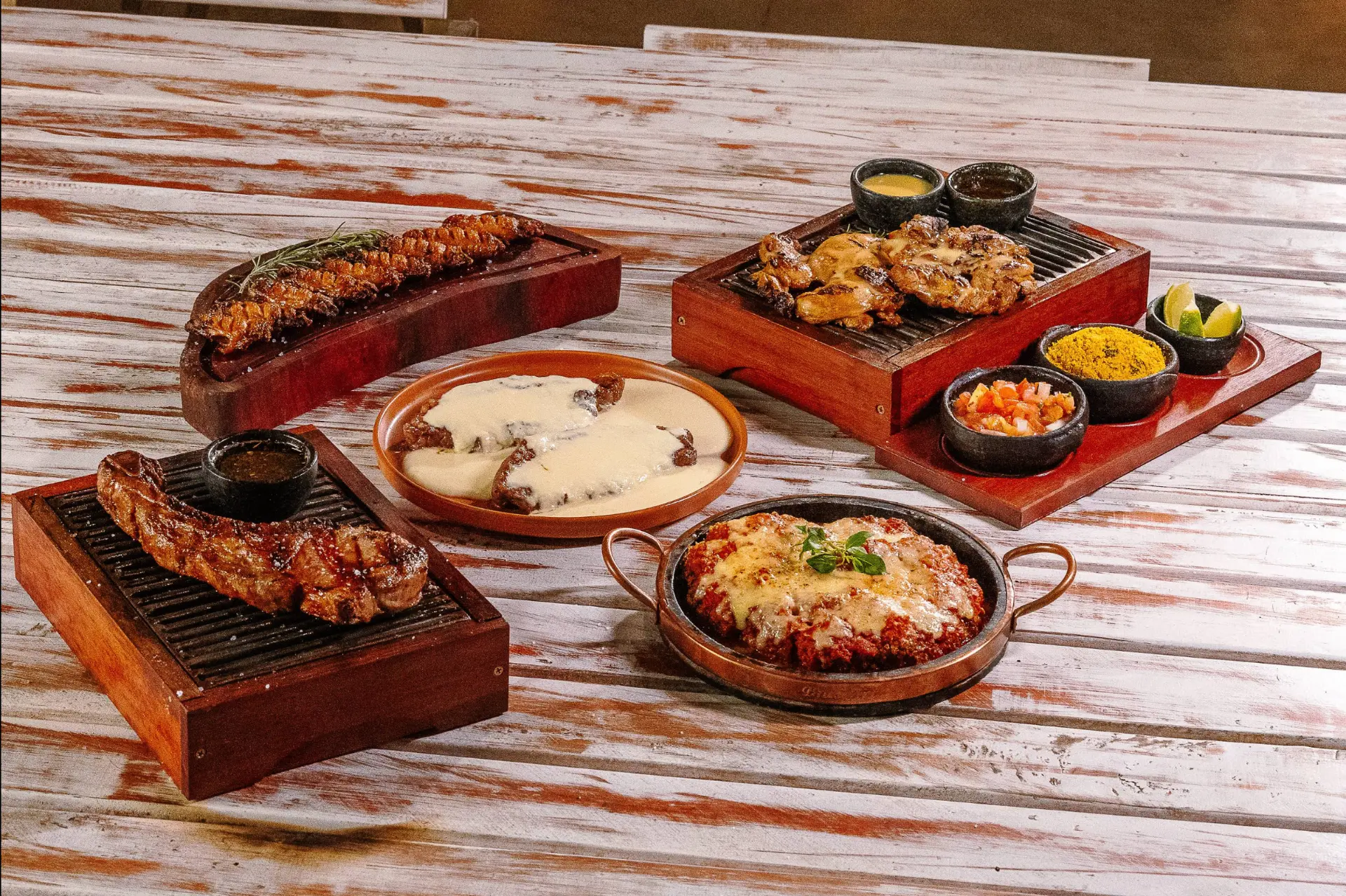 Espeto, frango grelhado, filé ao molho e parmegiana na tábua