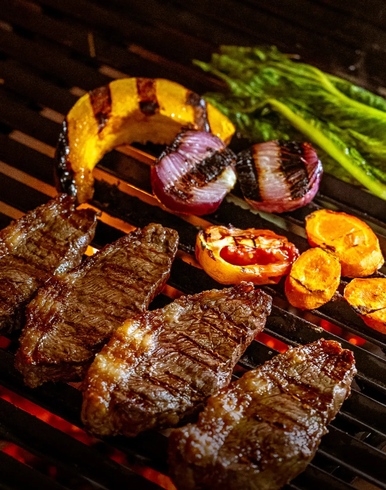 Cortes e legumes grelhados na brasa