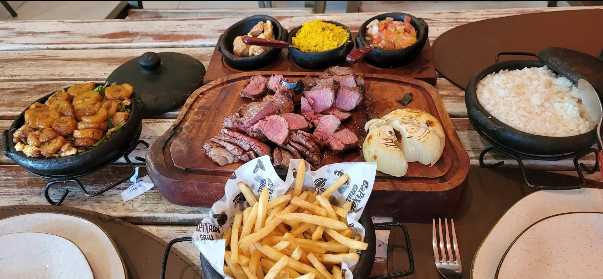 Picanha na tábua com fritas e acompanhamentos