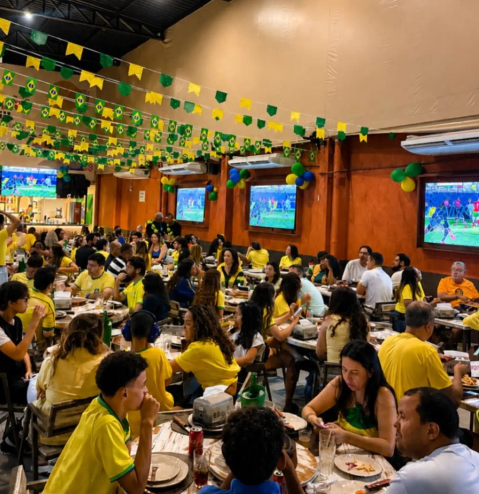 Salão cheio do Capixaba Grill em dia de jogo